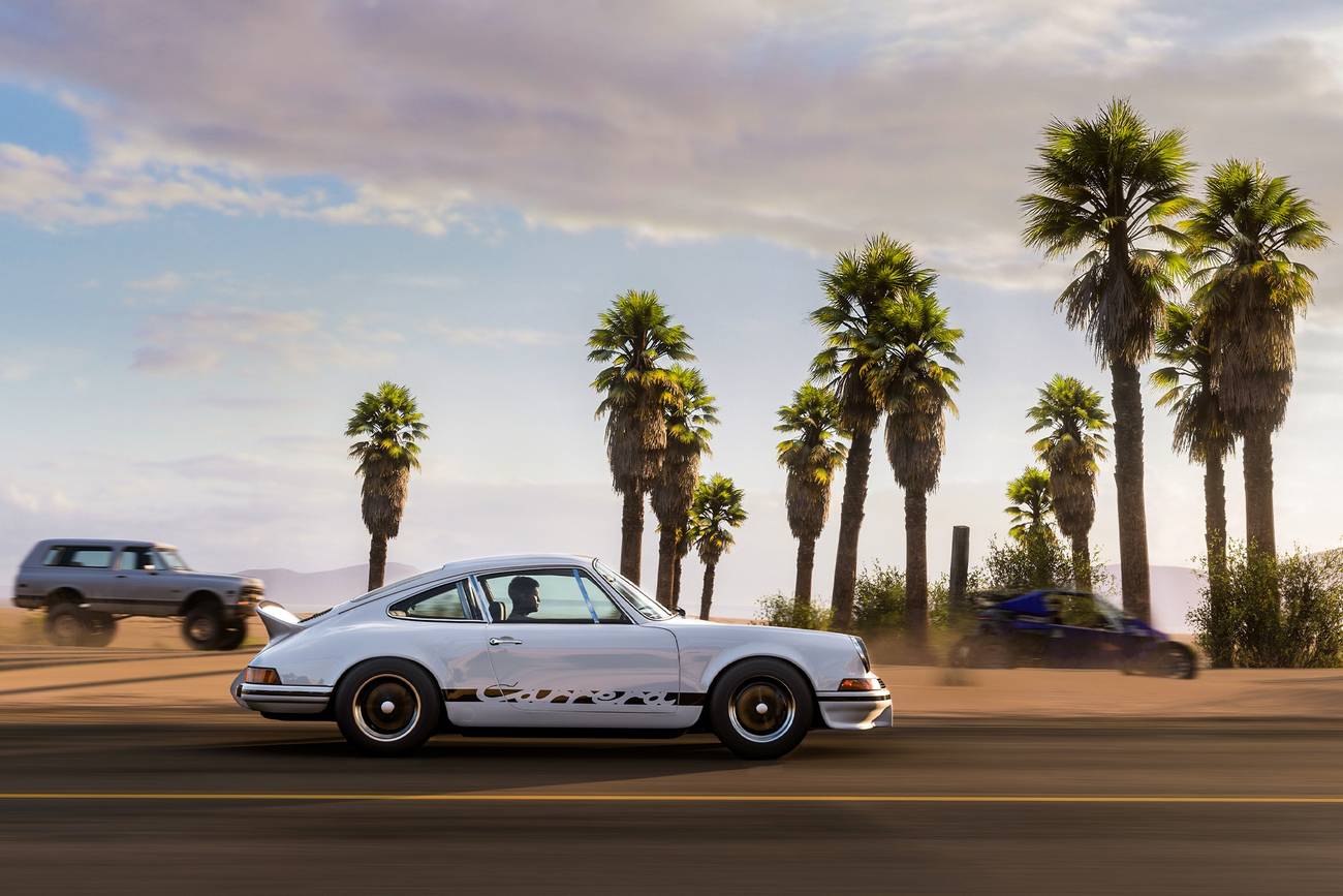 A classic Porsche drives past palm trees in Forza Horizon 5