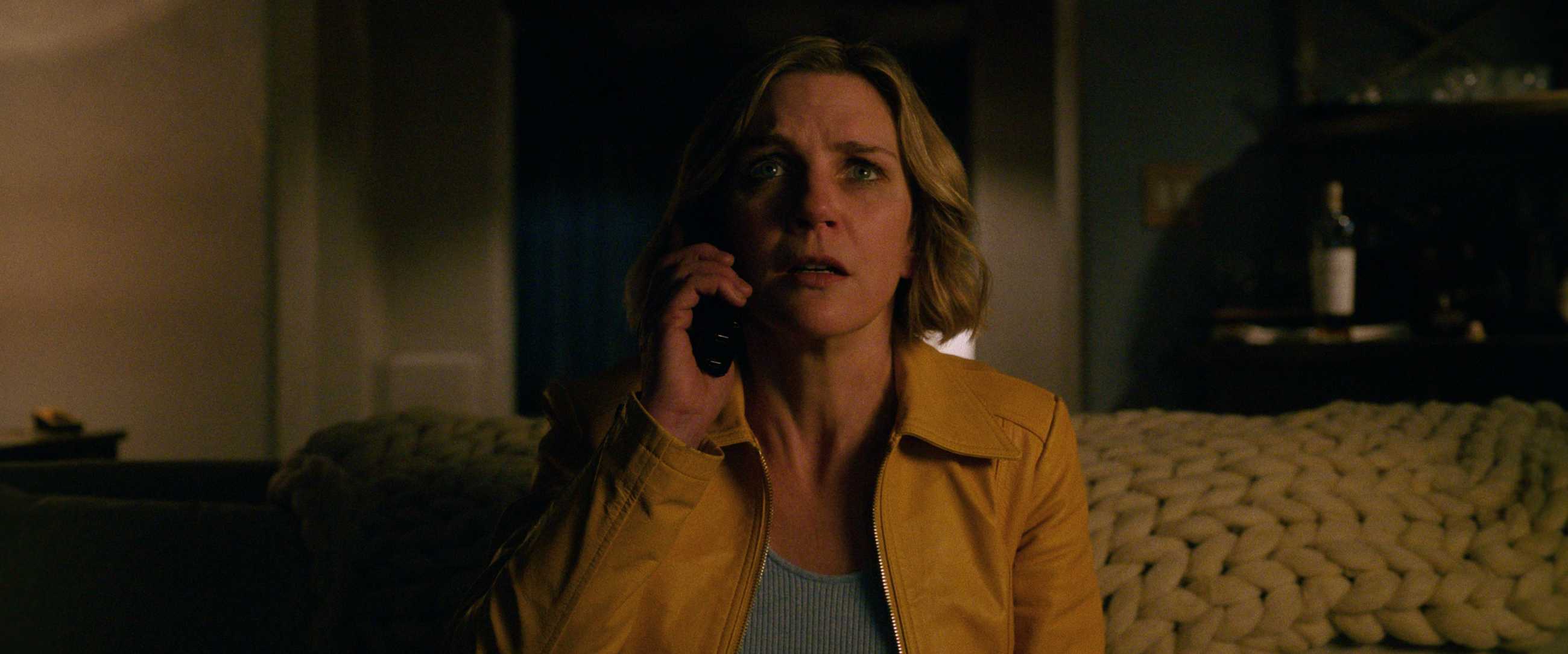 Rhea Seehorn parece triste enquanto fala ao telefone no Pluribus