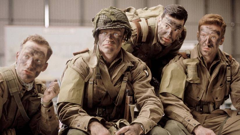 Reparto de Band of Brothers en uniforme militar