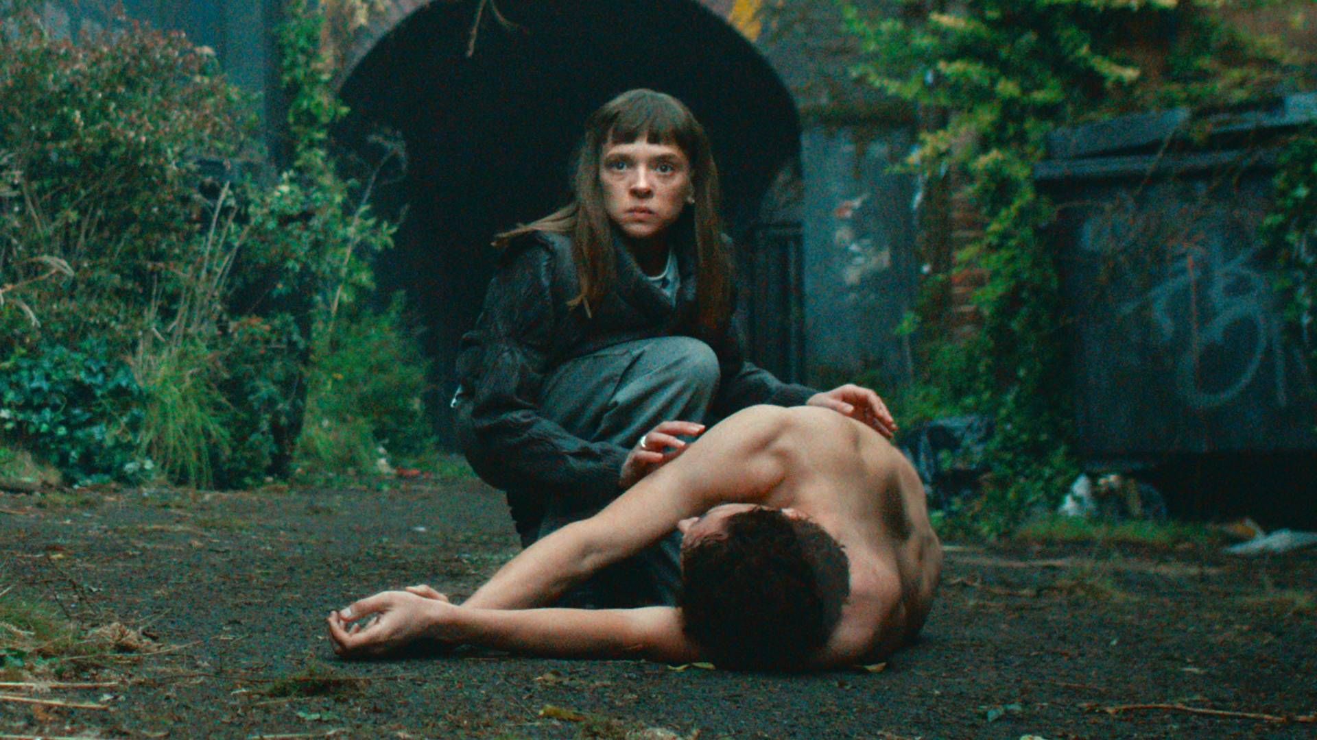 A woman finds a body near a tunnel in Bodies