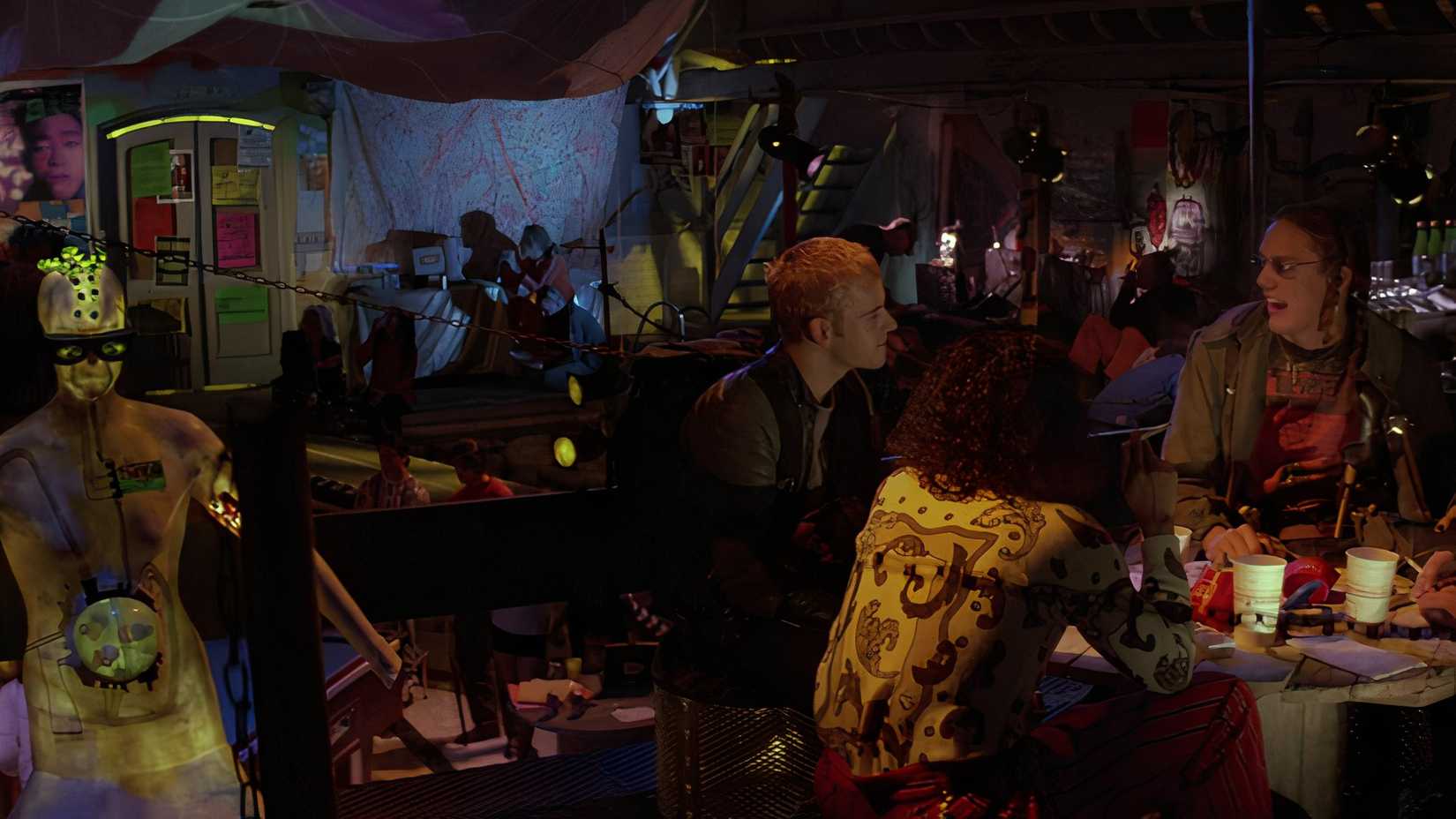 डैड और उनके साथी हैकर्स किसी प्रकार के एक बहुत ही निराला होल-इन-द-वॉल फूड प्रतिष्ठान में भोजन करते हैं।