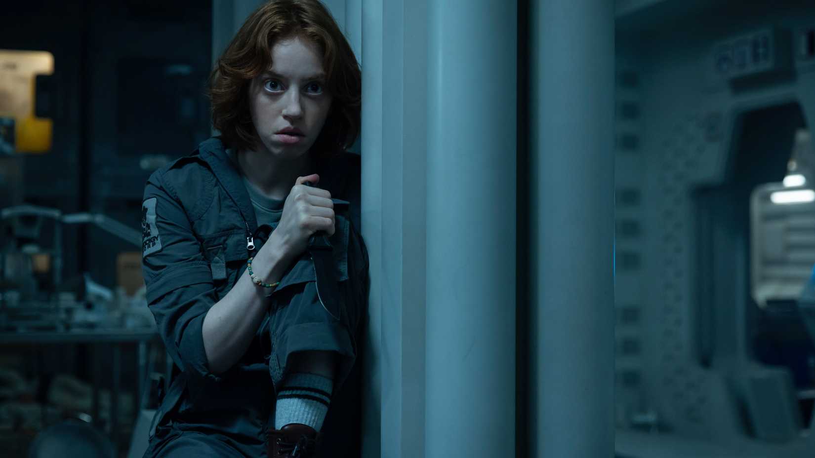 Nibs (Lily Newmark) se esconde en una esquina agarrando un cuchillo después de su primer encuentro con la especie 64.