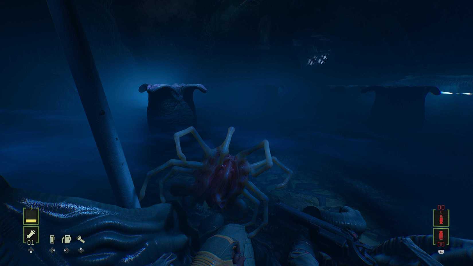Um facehugger escalando o personagem do jogador em Alien: Rogue Incursion.