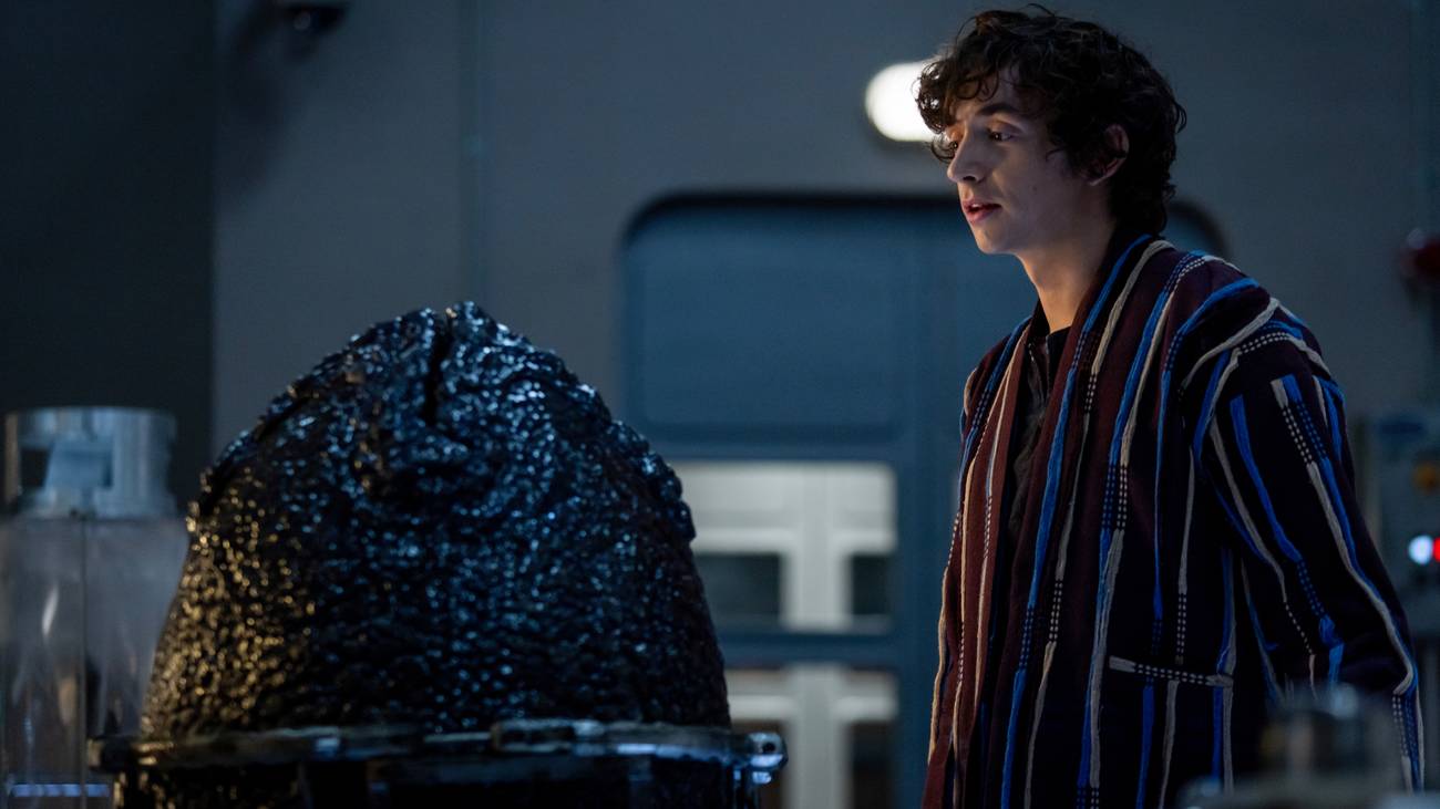 Earth cast & crew talk art, eyeball aliens, and 'the ghost of Giger' Boy Kavalier (Samuel Blenkin) inspects a Xenomorph egg.