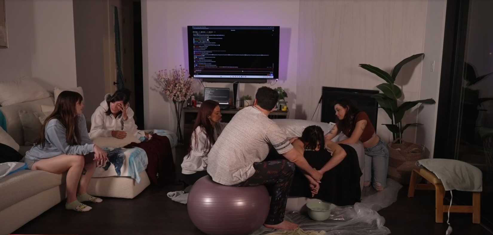 Twitch streamer Fandy gives birth at home while surrounded by midwives and friends. 