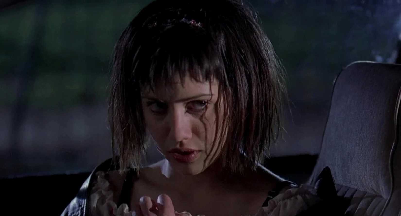 Brittany Murphy ดูอารมณ์เสียบนเบาะหน้าของรถตอนกลางคืนในฉากจากภาพยนตร์สยองขวัญ Cherry Falls
