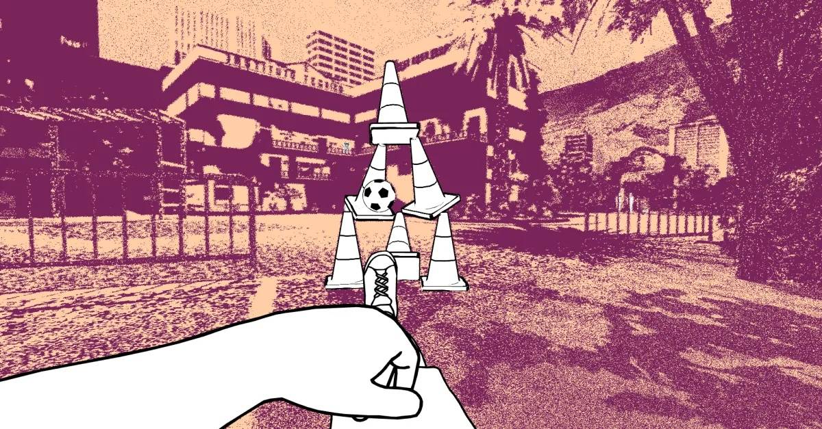 The main character of Despelote kicks a soccer ball into a pyramid of cones