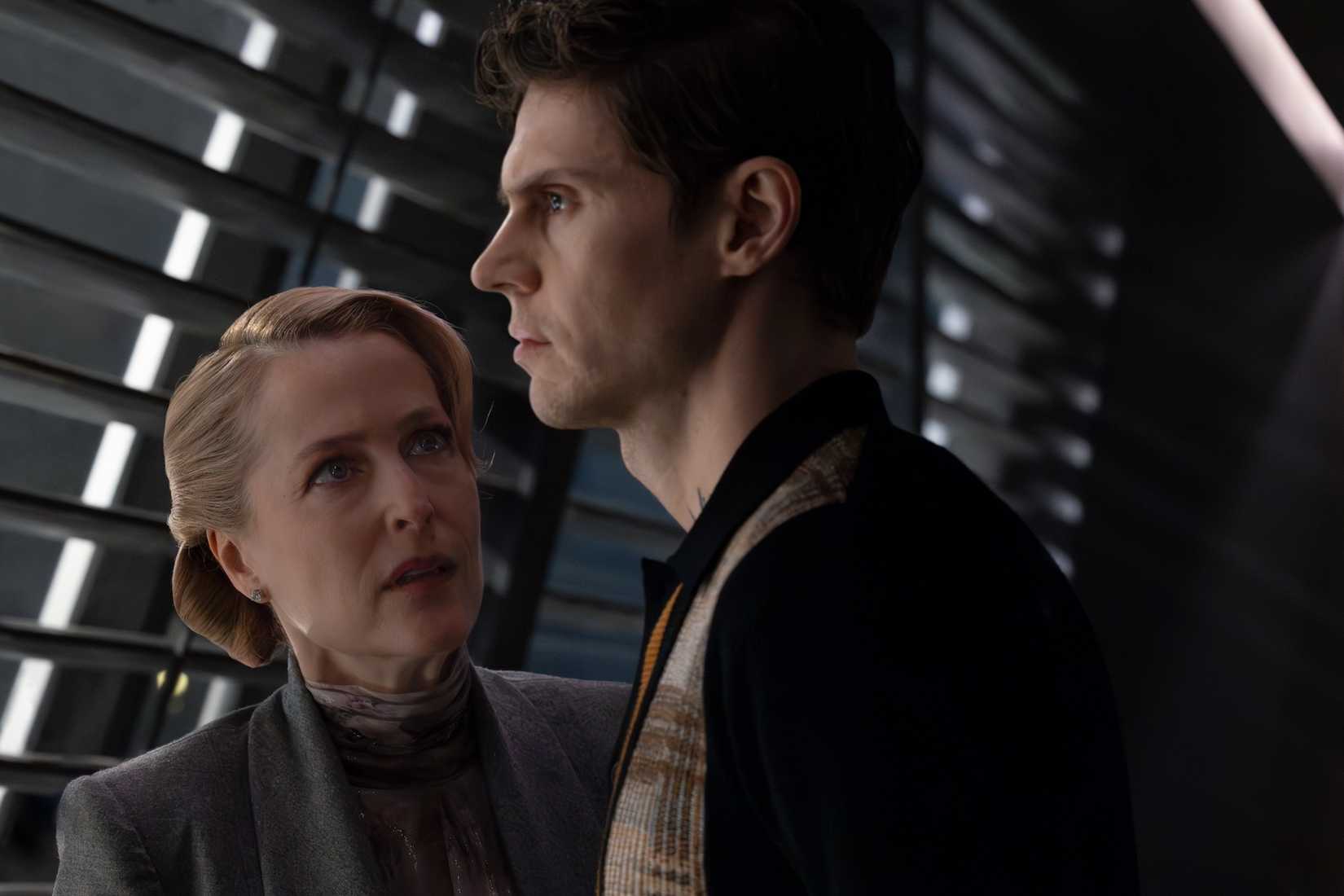 Gillian Anderson brilha em Evan Peters em Tron: Ares