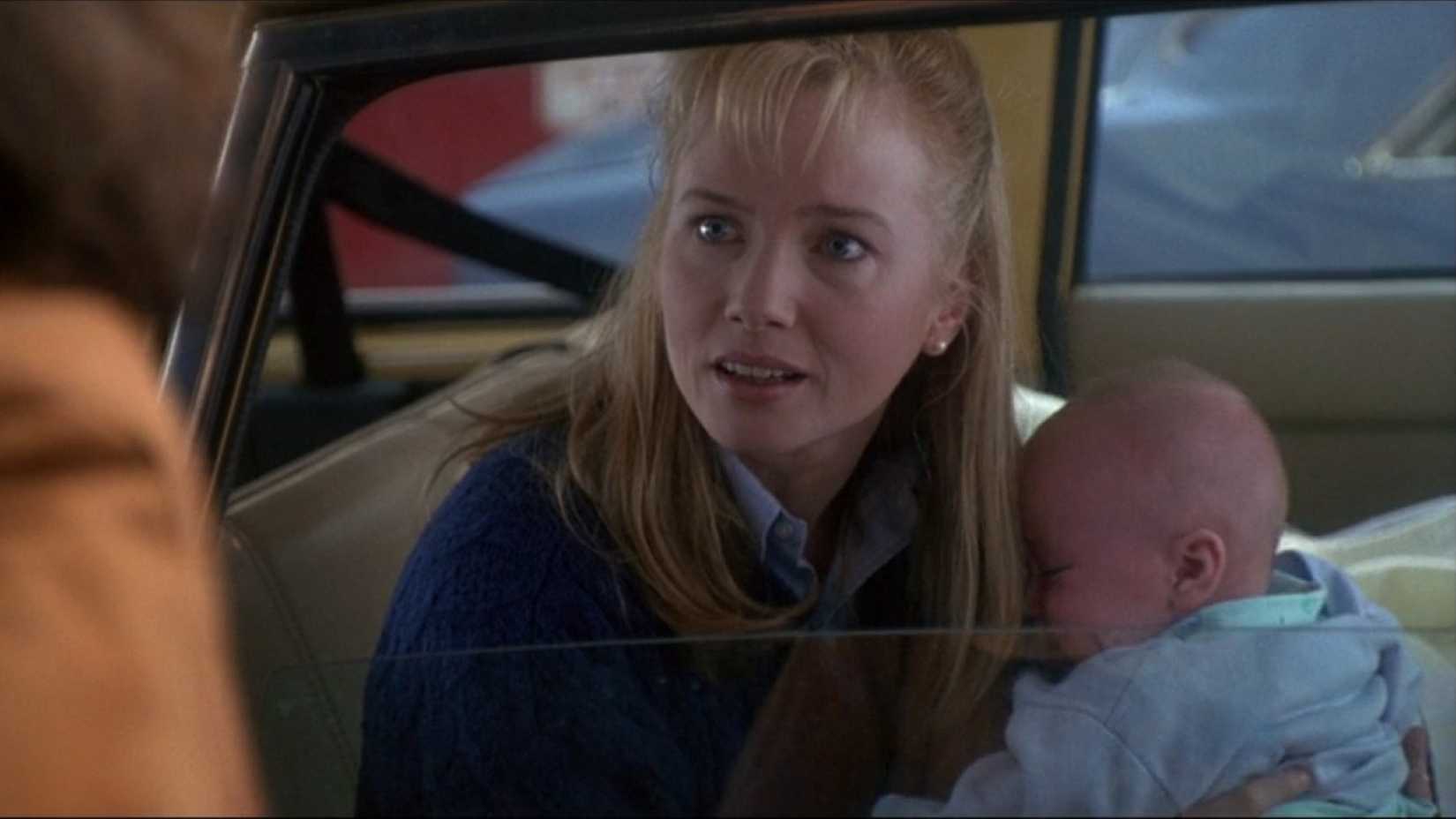 Rebecca De Mornay อุ้มลูกเจ้านายของเธอในฉากจากภาพยนตร์ระทึกขวัญปี 1992 เรื่อง The Hand That Rocks the Cradle