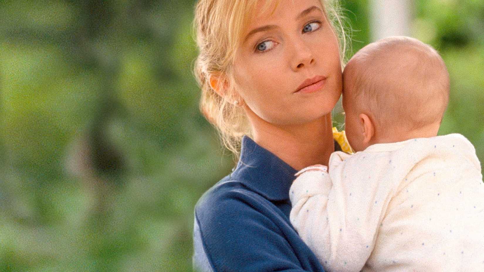 Rebecca De Mornay อุ้มลูกของใครบางคนอย่างน่ากลัวอีกครั้งในฉากจาก The Hand That Rocks the Cradle เวอร์ชันดั้งเดิมปี 1992 