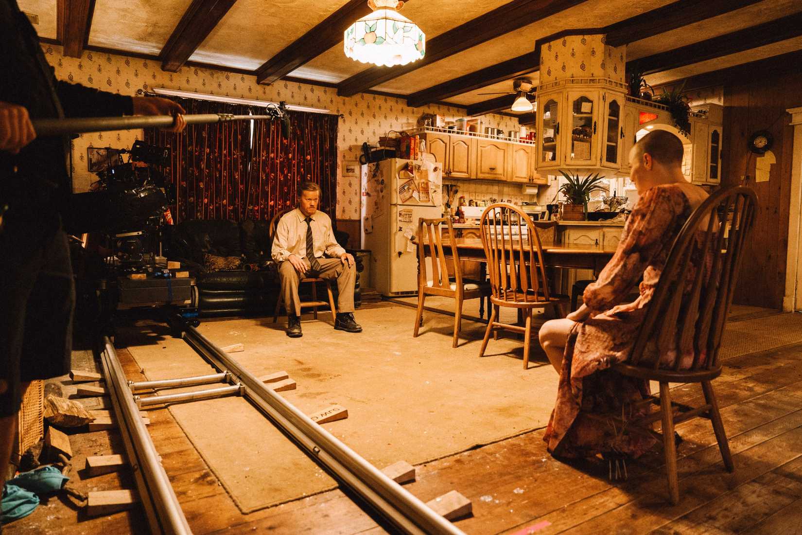 ブゴニア コレクションの舞台裏、ペンデモンと木製のコースに座るエマの石、そしてレール