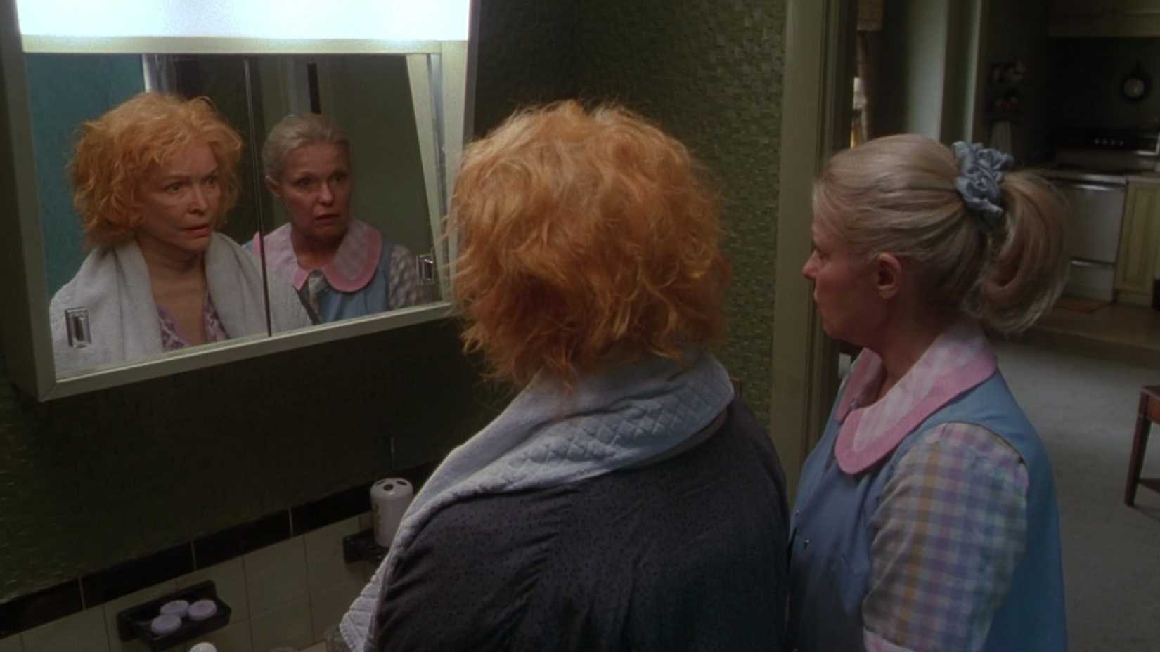 Una amiga ayuda a Sara a teñirse el pelo gris de rojo como preparación para su aparición en televisión.