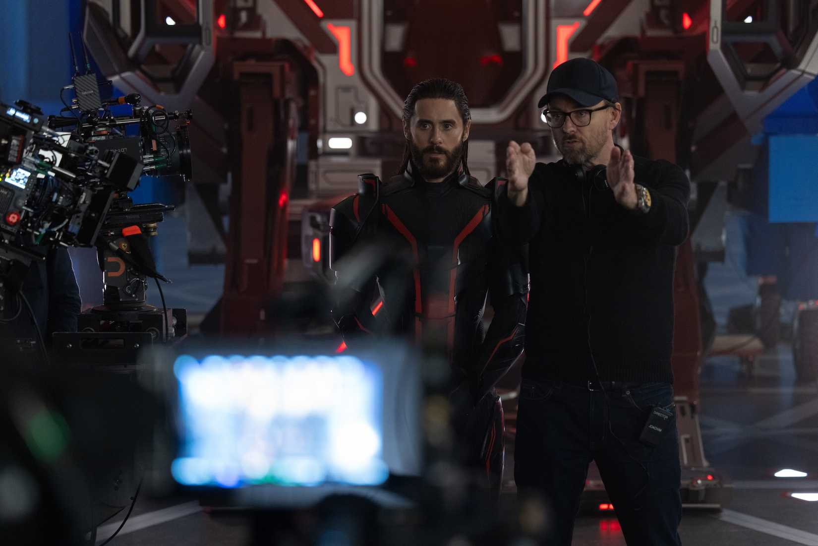Diretor Joachim Rønning com Jared Leto no set de Tron: Ares