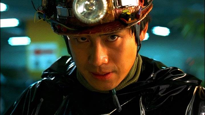 Shin Ha-kyun in a mining helmet, Save the Green Planet!