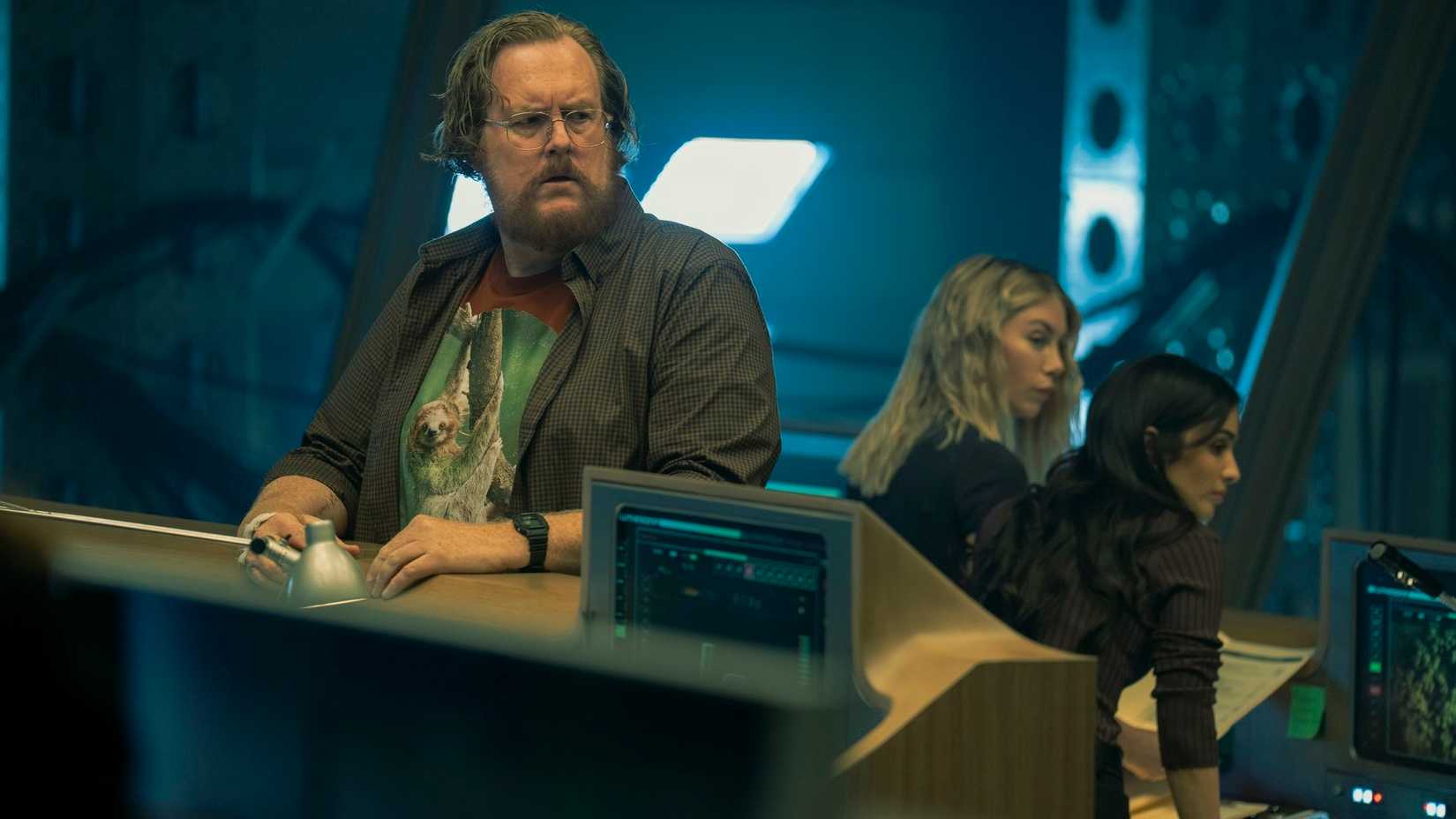 जॉन इकोनोमोस (स्टीव एगी) लेक्स लूथर के सहयोगियों का ध्यान भटकाने की कोशिश करते हैं जबकि एमिलिया हार्कोर्ट (जेनिफर हॉलैंड) और साशा बोर्डो (सोल रोड्रिग्ज) पीसमेकर सीज़न 2 में पीसमेकर के स्थान की तलाश करते हैं। 