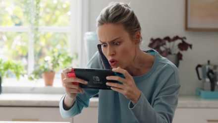 Brie Larson losing at Fortnite on Nintendo Switch
