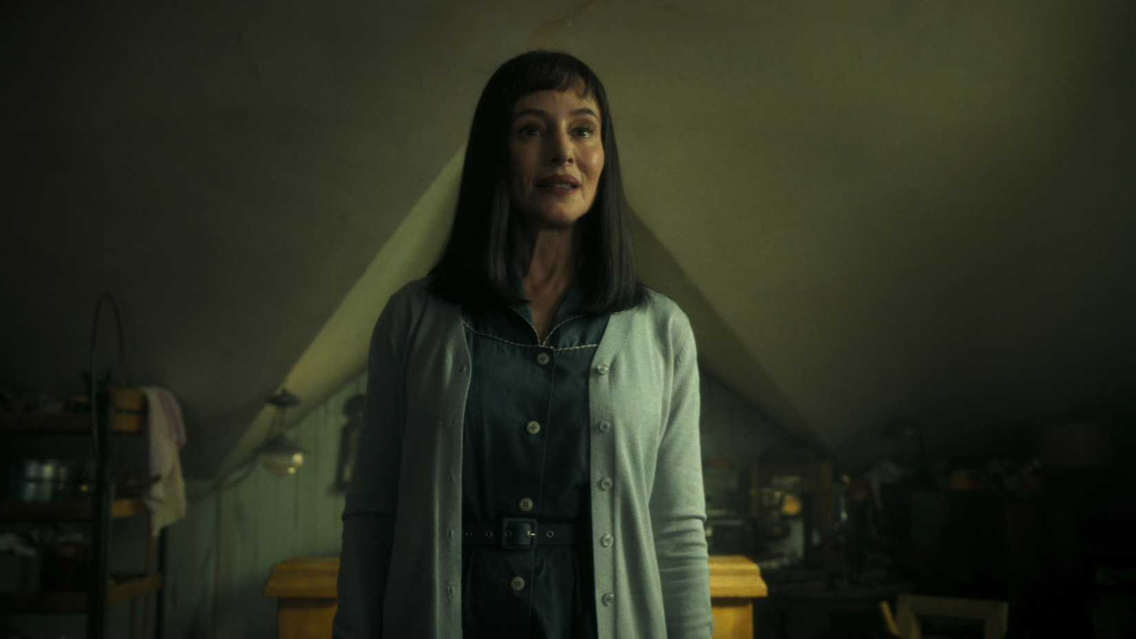 Ingrid (Madeline Stowe) speaking with Lilly in It: Welcome to Derry