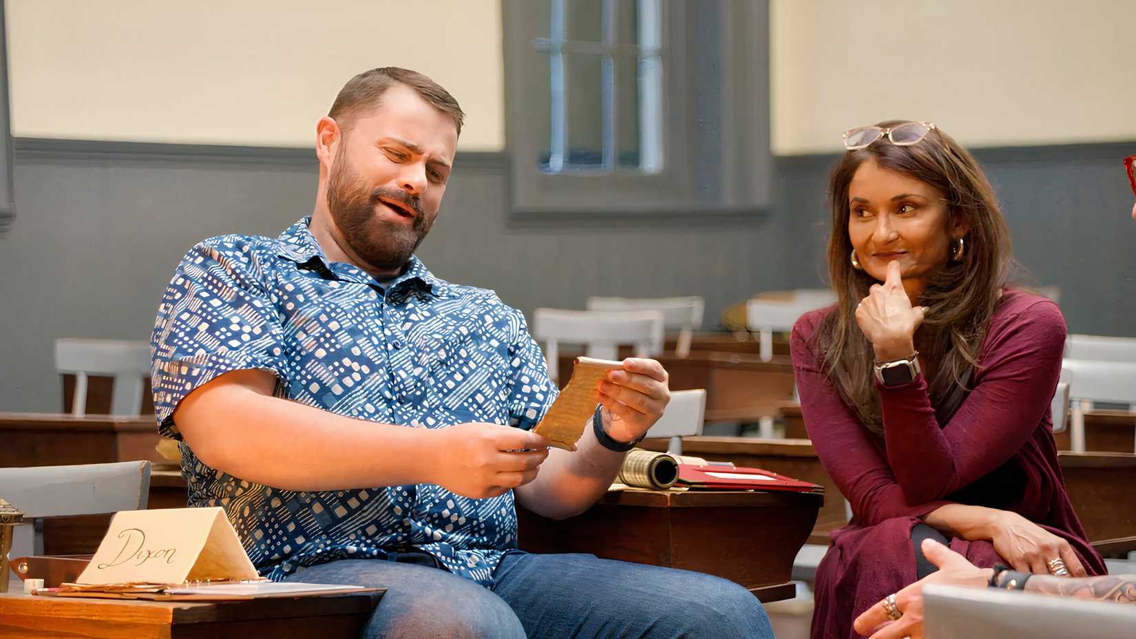 Monty Martin de Dungeons Dudes e a atriz Anjali Bhimani ponderam uma pista em Tales From Woodcreek.