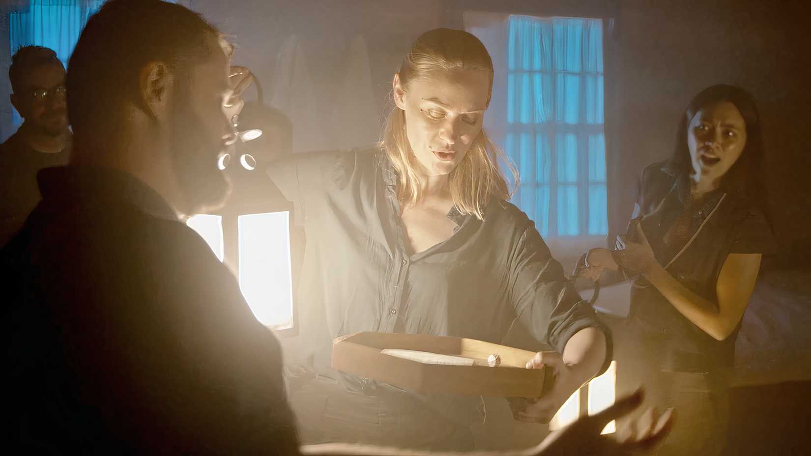 Uma imagem de Deborah Ann Woll segurando uma lanterna no episódio 3 de Tales From Woodcreek