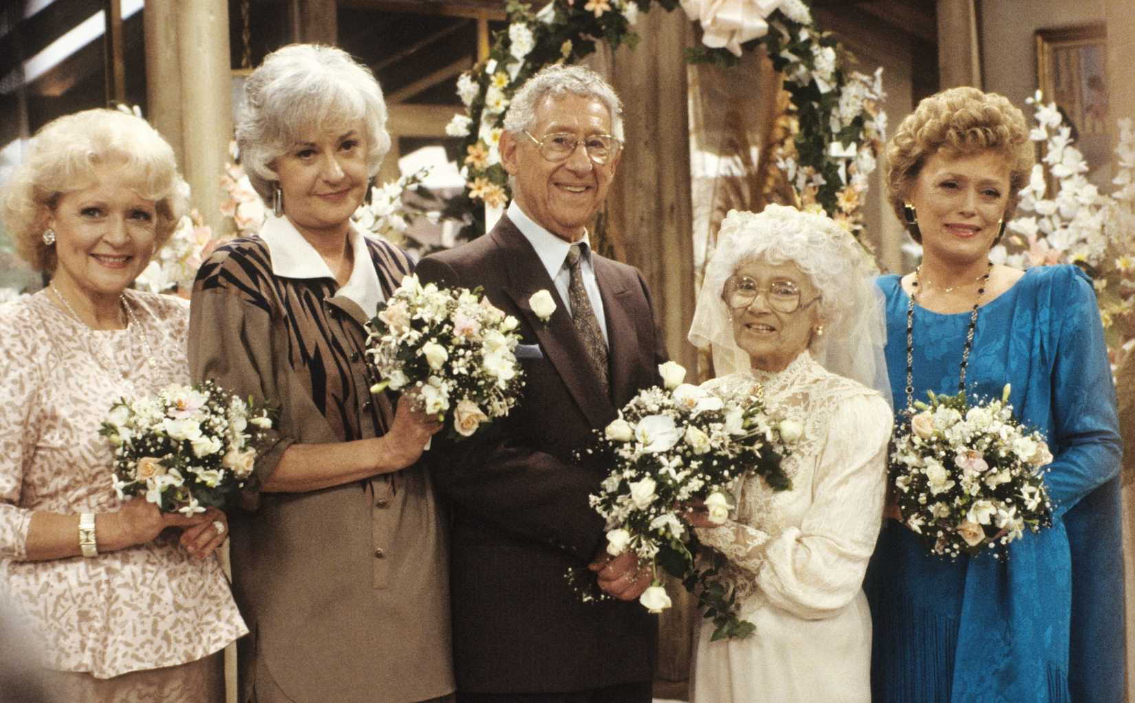 Rose, Dorothy, um cavalheiro, Sophia e Blanche estão juntos em trajes formais. Eles ficam juntos para celebrar o casamento de Sophia, usando um vestido de noiva branco.