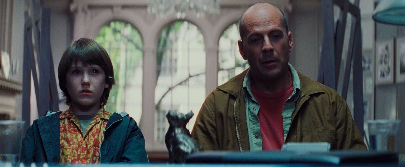 Unbreakable.mkv_snapshot_00.29.51_2021.09.28_19.56.11-scaled