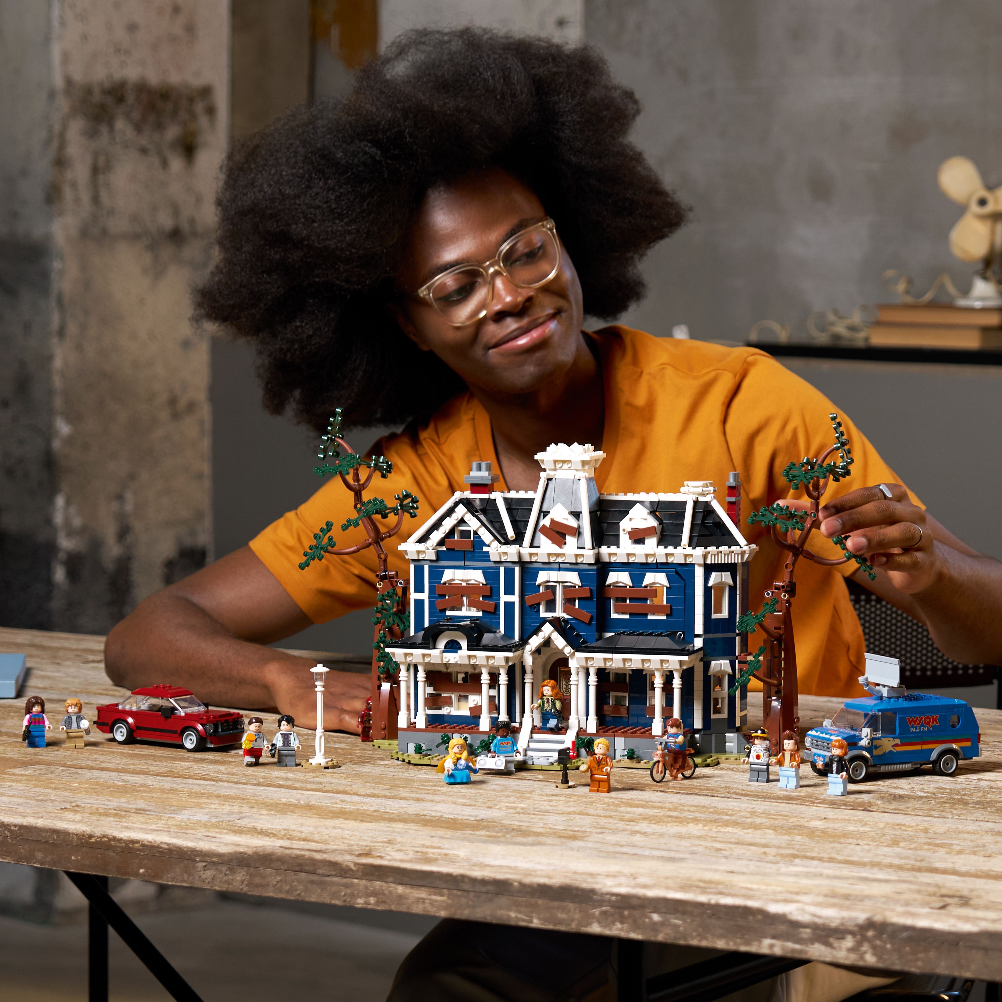 Accessory and minifigure close-up