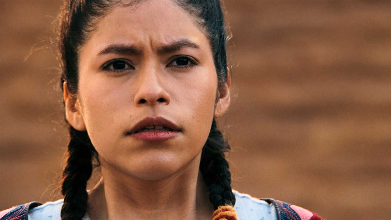 ภาพหน้าจอของ Kusimayu (Darinka Arones) จากรอบชิงชนะเลิศ Pluribus เขาจ้องมองตรงไปข้างหน้า ดวงตาแคบลง และกรามค้างเล็กน้อย