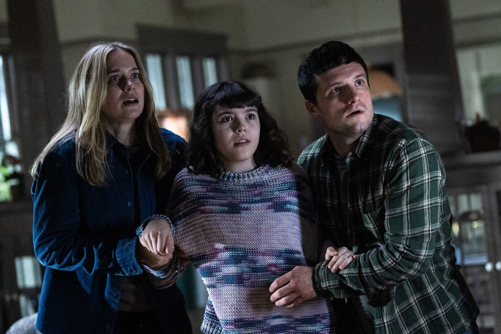 Elizabeth Lail, Piper Rubio, and Josh Hutcherson huddle together, looking alarmed at something off-screenn, in Five Nights at Freddy's 2
