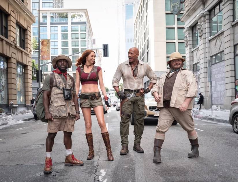 Kevin Hart, Karen Gillan, Dwayne Johnson e Jack Black no set de Jumanji 3