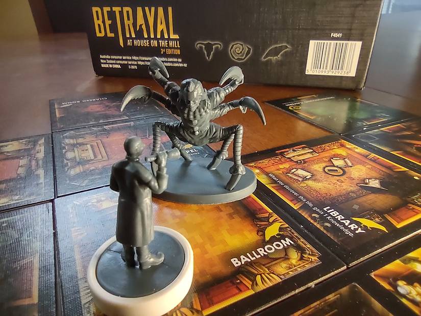 《內博爾特之家的背叛：潘尼懷斯的邪惡》的設計中，迷你蜘蛛小丑混合體坐在迷你電腦上