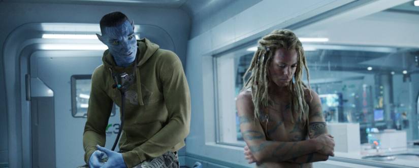 Spider and Quaritch sharing a tense moment in the jungle