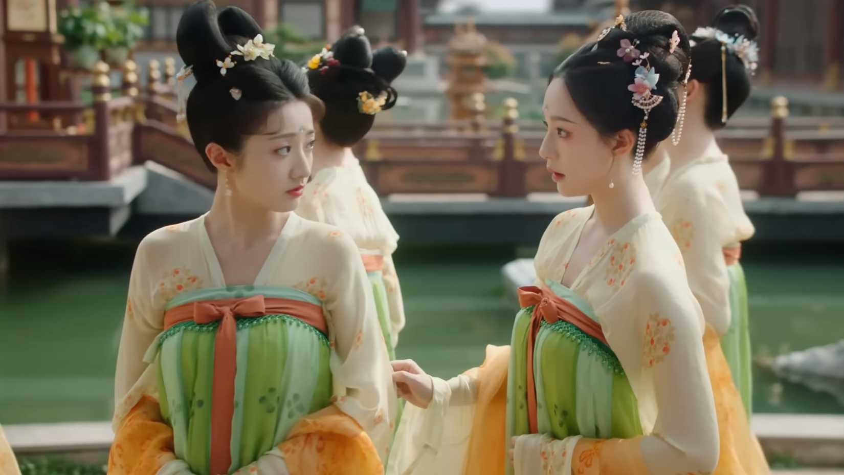 Liu Xi approaches the player-character, attempting to give her a hairpin.