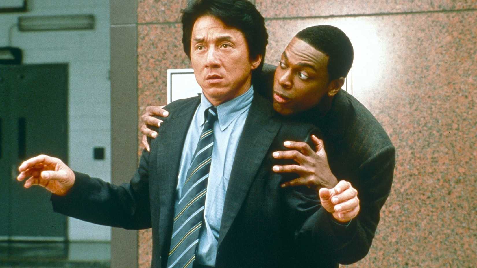 Chris Tucker hiding behind Jackie Chan in Rush Hour 2