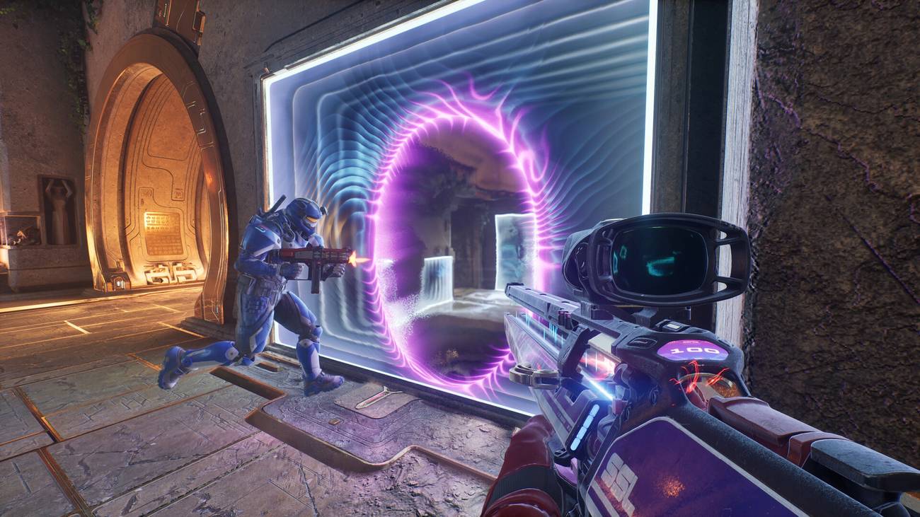 A character encounters a portal in Splitgate: Arena Reloaded.
