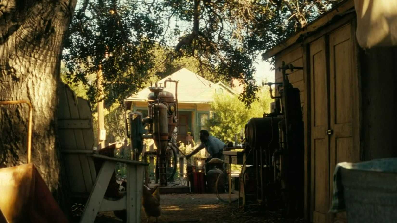 Maximus' Dad using a water purifier in Fallout season 2 episode 2.