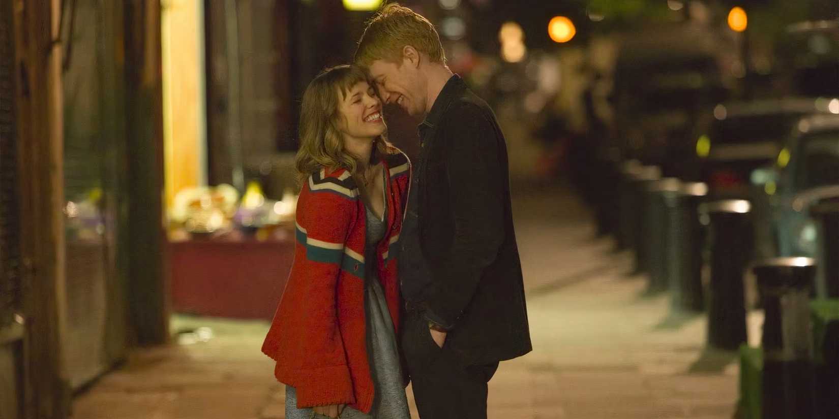 Rachel McAdams and Domhall Gleeson as Mary and Tim in About Time (2013).