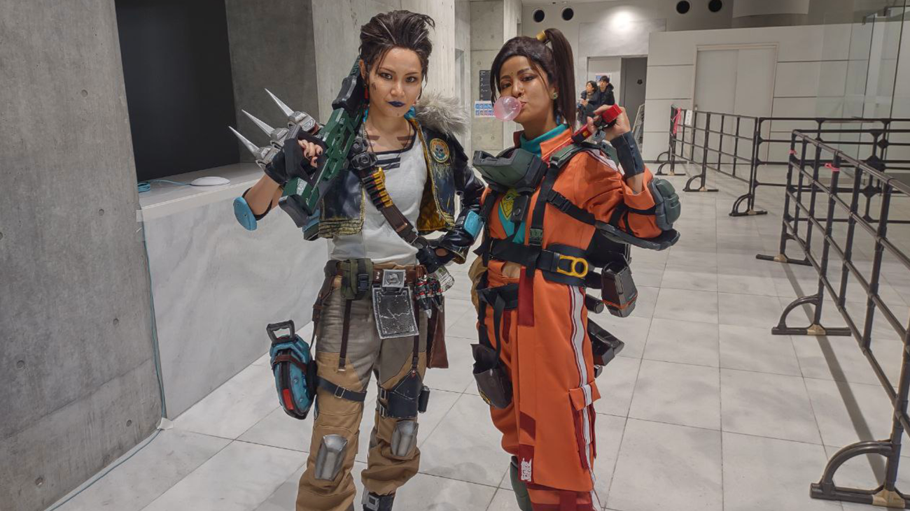 Mad Maggie and Rampart cosplayers pose at ALGS.