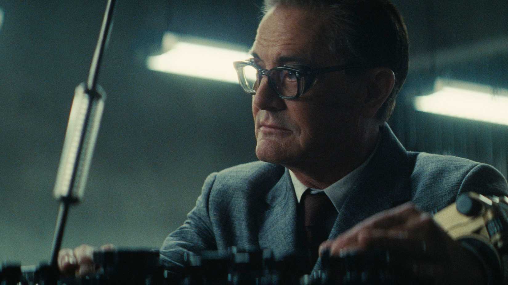Hank MacLean (Kyle MacLachlan) plays with a mind control device in Fallout season 2