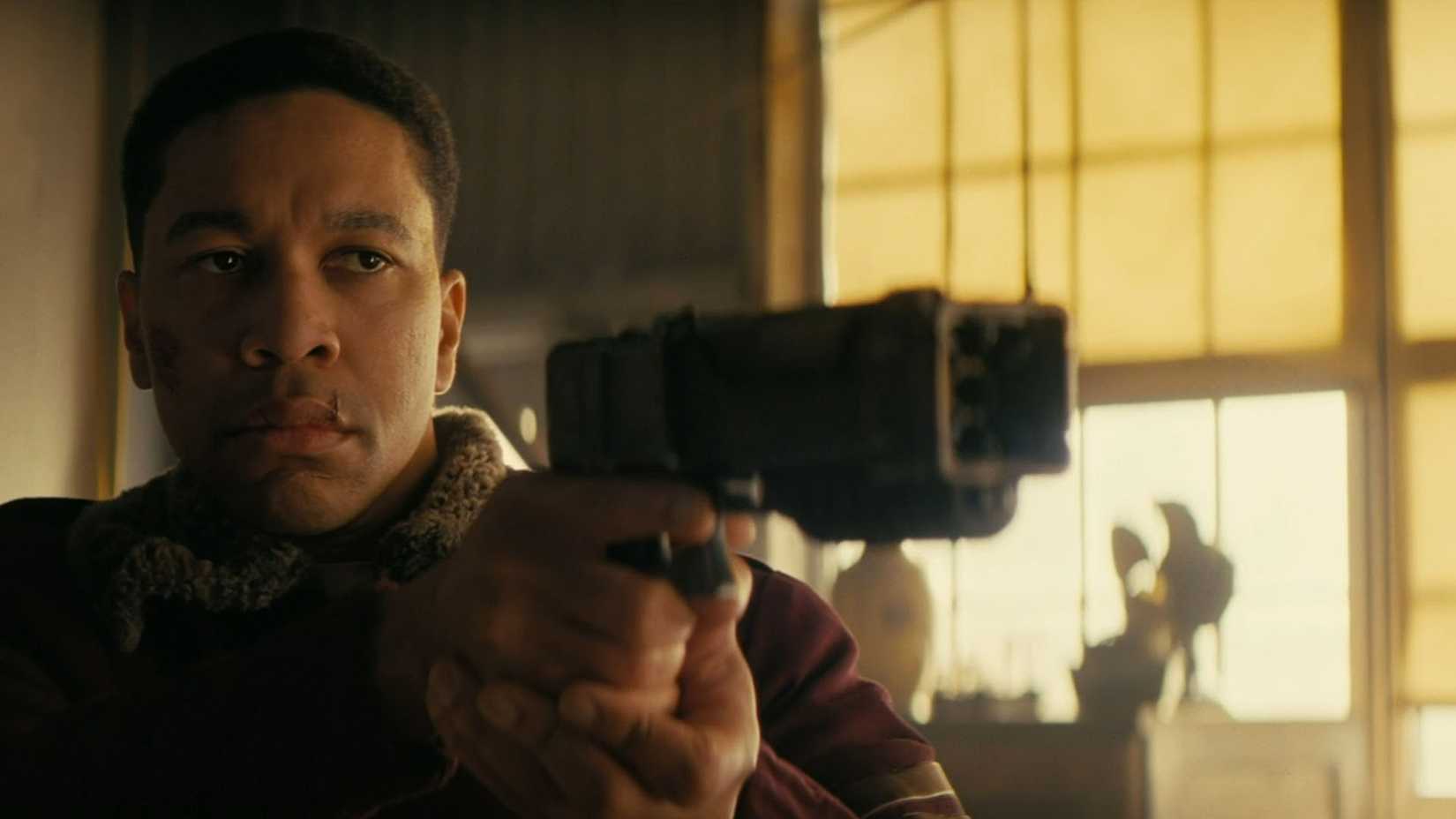 Maximus holding a laser pistol in Fallout Season 2 Episode 4.