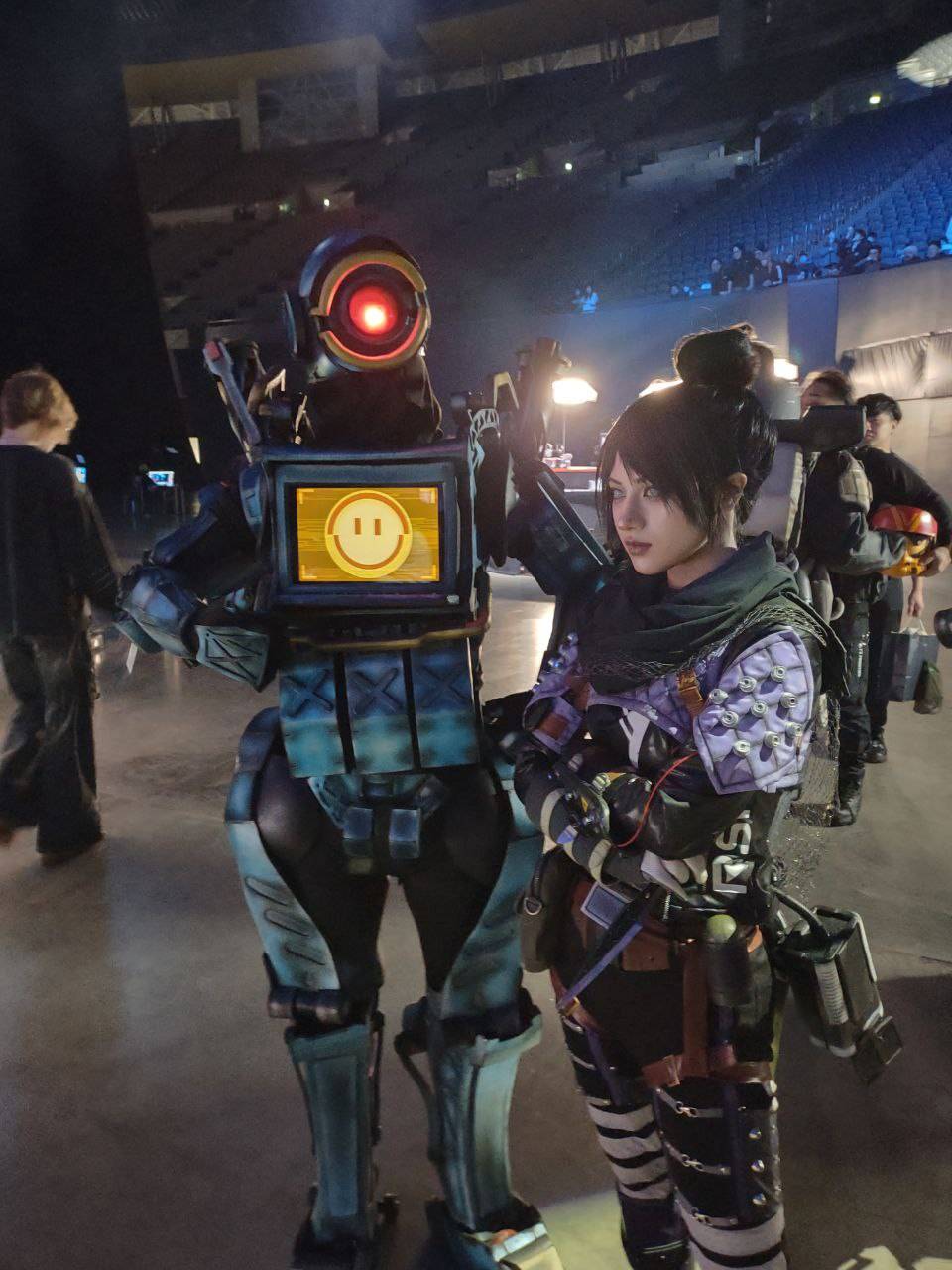 A Pathfinder and Wraith cosplayer lurk near the ALGS stage before matches start for the day.