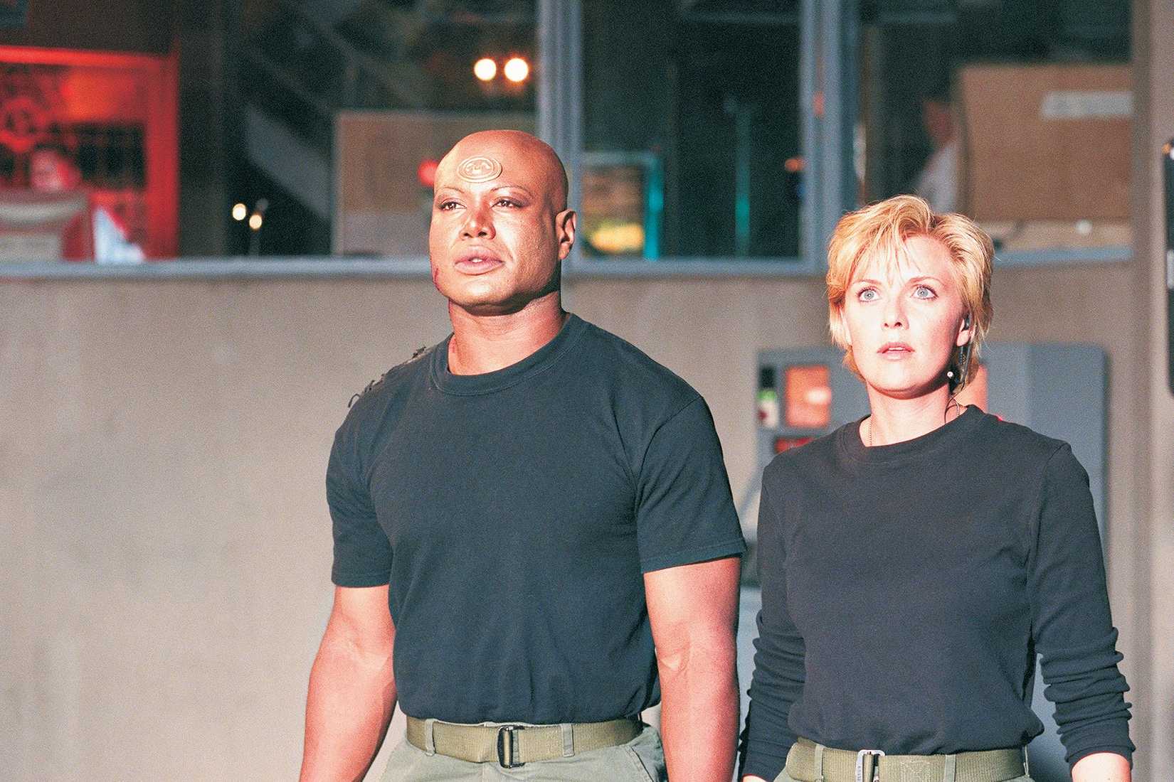 Teal'c and Samantha are stunned by the light of the portal in Stargate SG-1