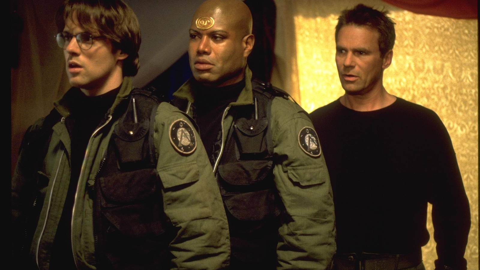 Amazon возобновила поиски сценариста для перезапуска франшизы Stargate Персонажи Дэниел, Тил'к и Джек из сериала Stargate SG-1