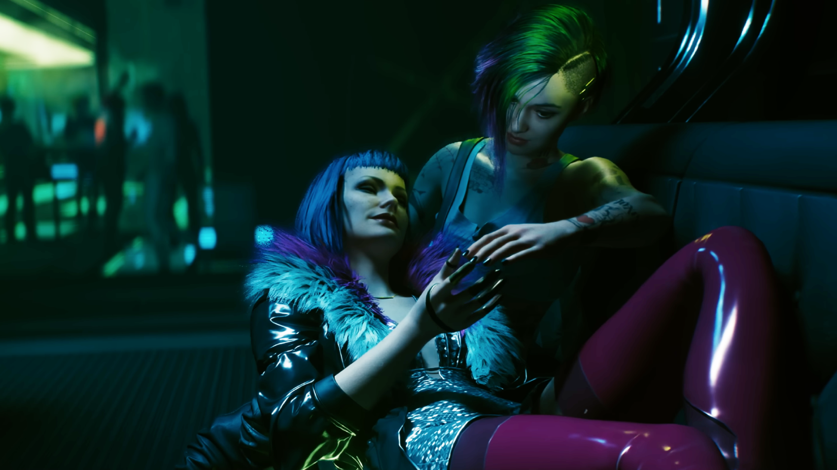 Judy holds hands with Evelyn as they recline together on a couch in Cyberpunk 2077.