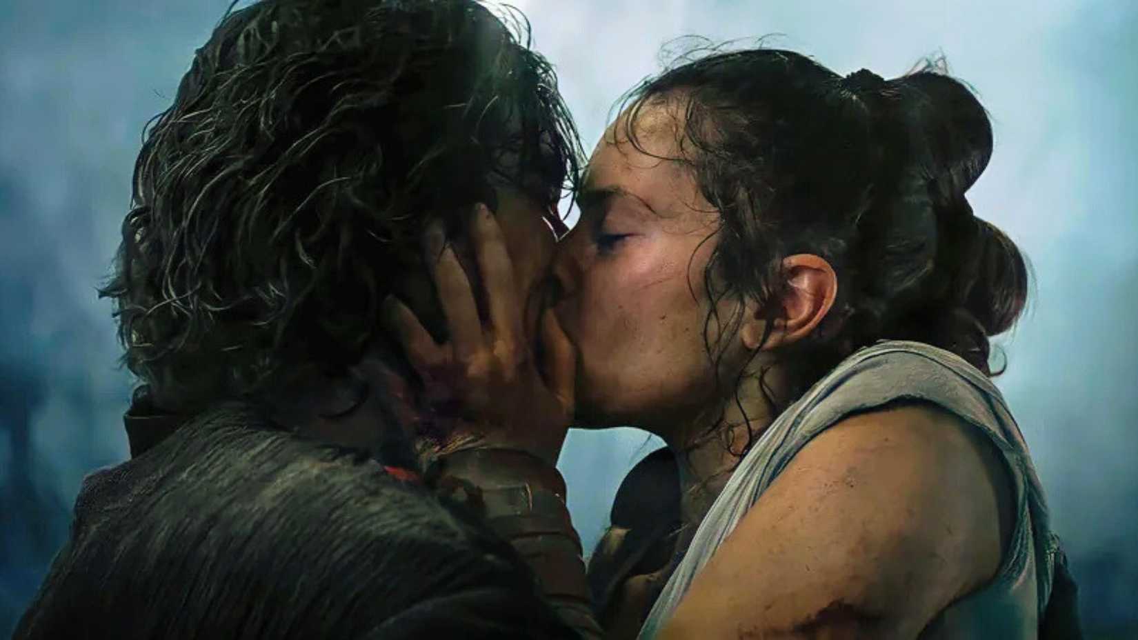  The Rise of Skywalker. Kylo and Rey are both badly beaten, with mud and dirt in Kylo's dark hair and on his dark clothing. In contrast, Rey wears a white, tunic-like outfit.