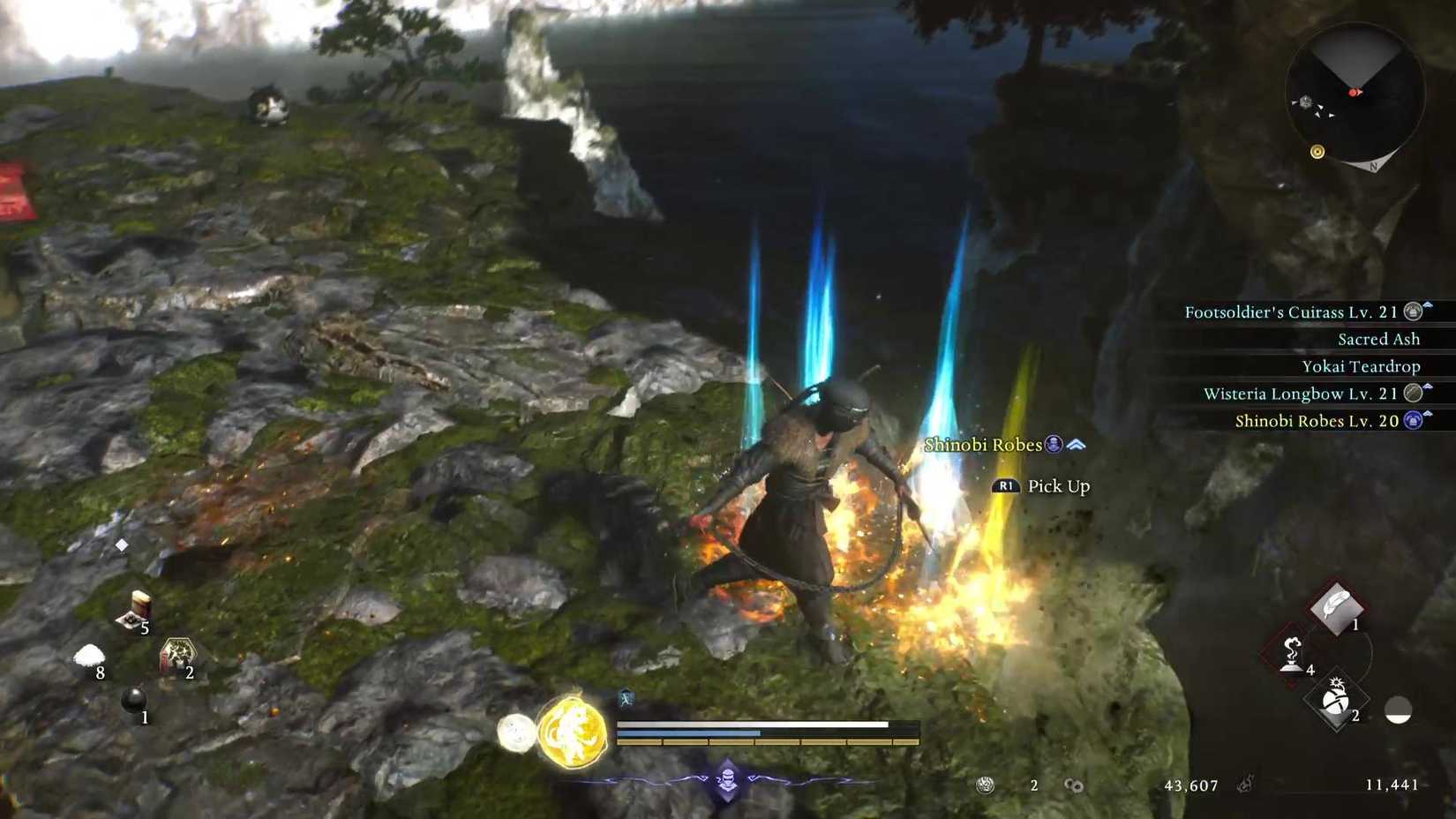 El jugador de Nioh 3 parado entre un montón de botín en el suelo.