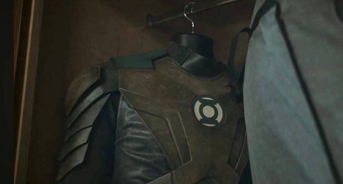 Lanterns trailer still faded suit