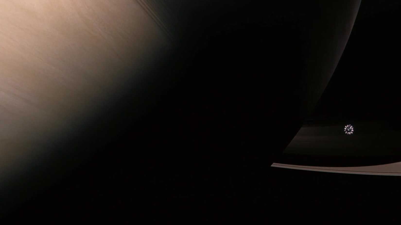 interstellar: The Endurance zips past Saturn