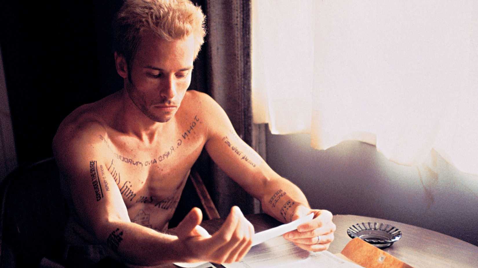 A scene referencing Memento-style memory loss