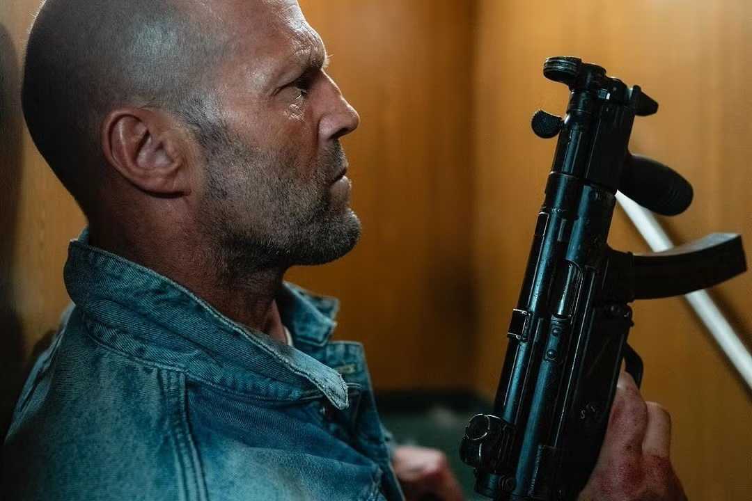 Jason Statham holding an automatic weapon in Mutiny