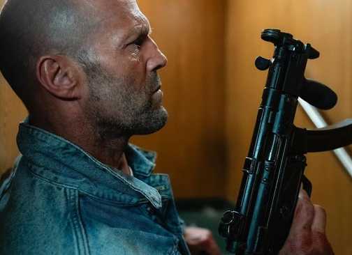 Jason Statham holding an automatic weapon in Mutiny